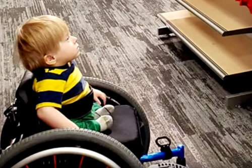 Малыш в инвалидной коляске восхитился, увидев похожего на него мальчика на рекламном плакате