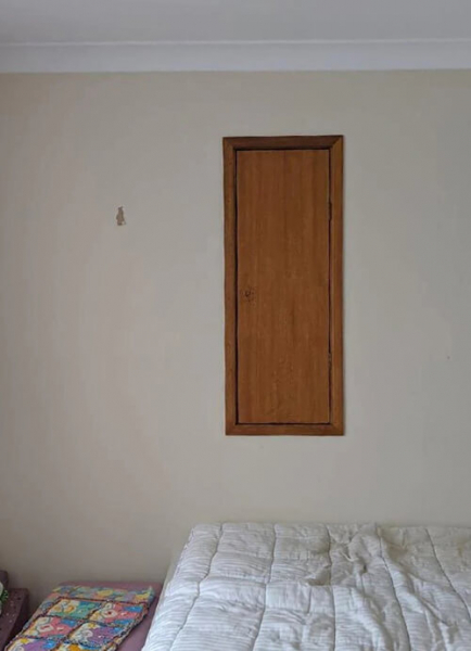 Переехав в новый дом, мать семейства обнаружила ужасную дверь в спальне