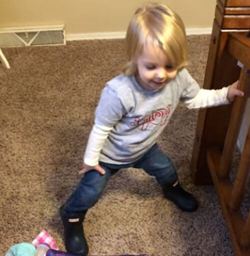 Девочка всегда рада показать, как её мама надевает узкие джинсы