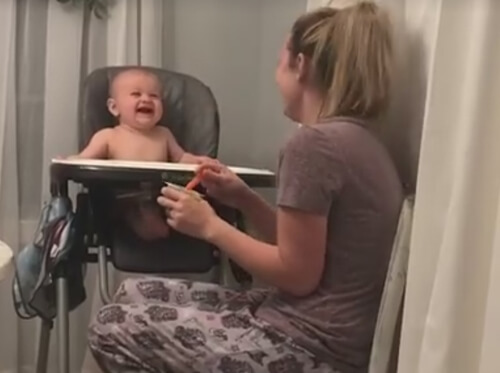 Чихающая мама знает, как насмешить своего ребёнка