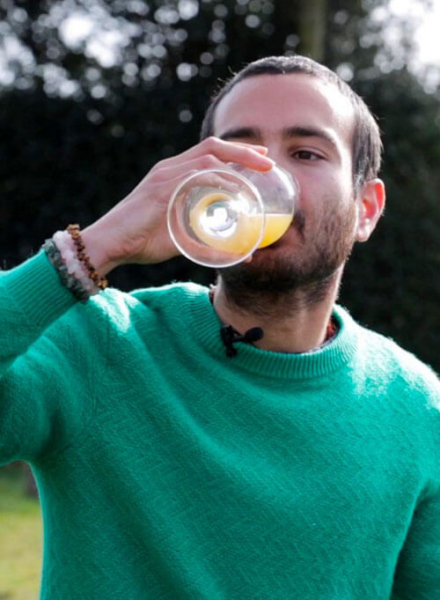 Чтобы избавиться от депрессии, мужчина начал пить собственную «выдержанную» мочу