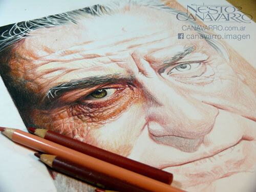 Чтобы рисовать портреты, художник использует цветные карандаши и собственный талант