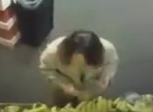 Придя в магазин, невоспитанная покупательница чихнула на бананы