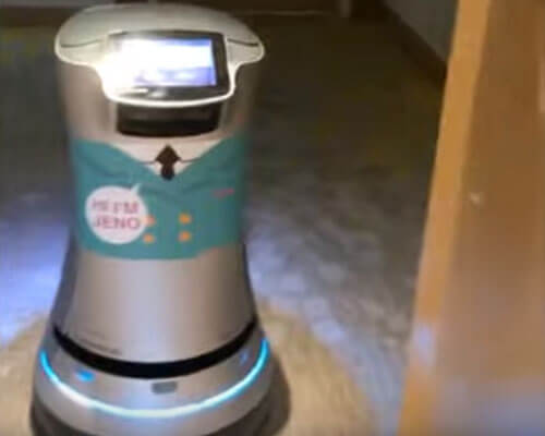 Заказав кофе, гости отеля увидели за дверью робота
