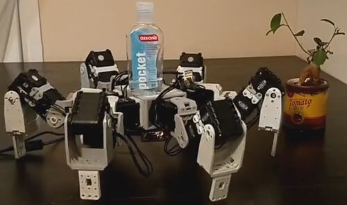 Робот любезно напоминает людям о важности мытья рук