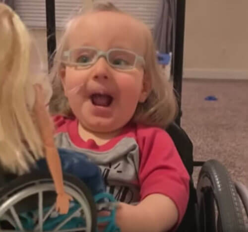 Девочку в инвалидной коляске восхитила кукла, похожая на неё