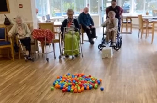Чтобы повеселиться, пожилые люди сыграли в необычную игру