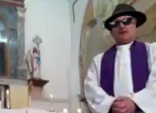 Священник выступил перед паствой, забыв отключить онлайн-фильтры