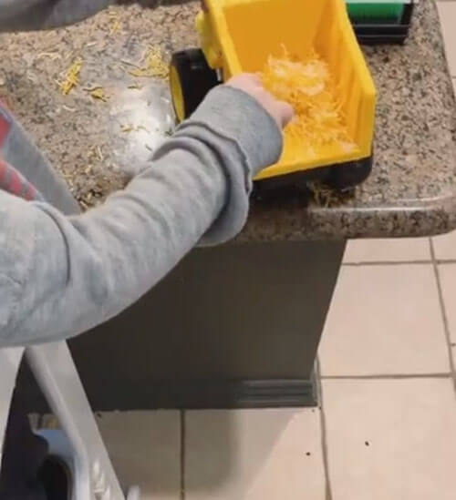 Малыш использовал спецтехнику, чтобы покормить братишку сыром с пола