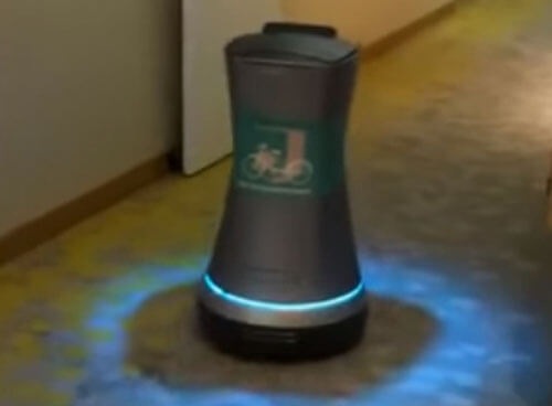 Заказав кофе, гости отеля увидели за дверью робота