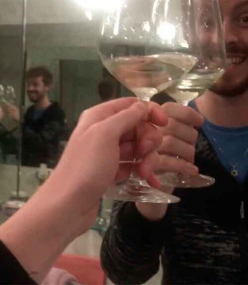 С помощью зеркал неунывающий мужчина нашёл компанию, чтобы выпить вина