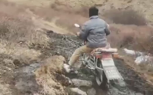 Чтобы получить образование, студенту приходится кататься на мотоцикле в горы