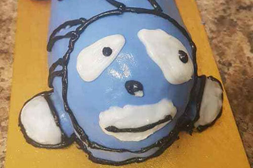 Торт в виде ярко-синего ёжика получился куда неприличнее, чем рассчитывалось