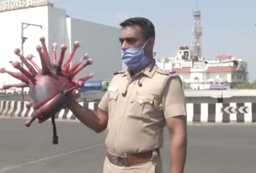 Чтобы повысить осведомлённость людей о коронавирусе, полицейский надел необычный шлем