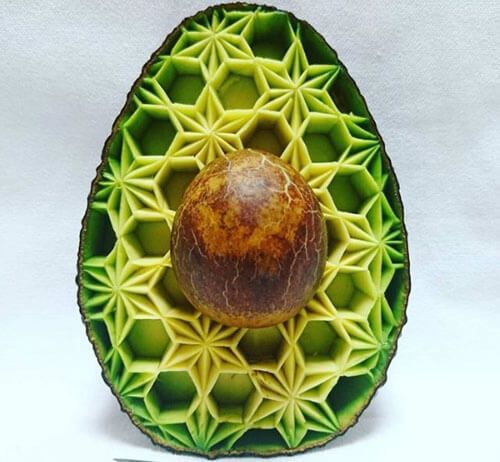 Авокадо, с которыми поработал талантливый скульптор, жалко есть