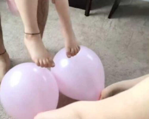 Девочка получила тапочки, сделанные из воздушных шариков