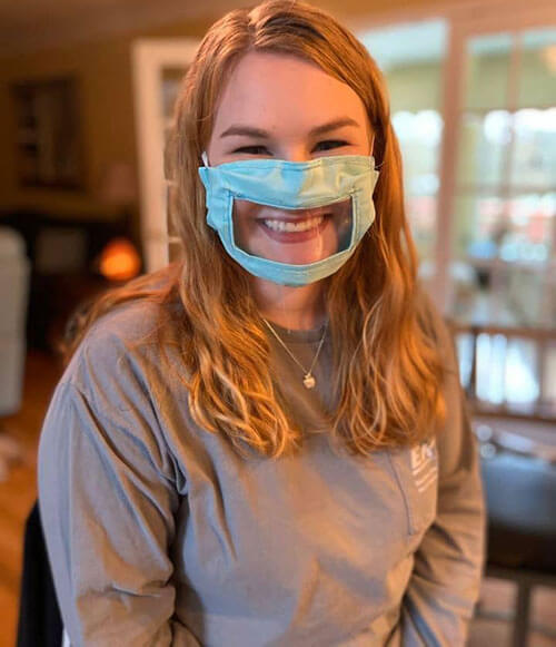 Добросердечная студентка делает защитные маски для слабослышащих людей