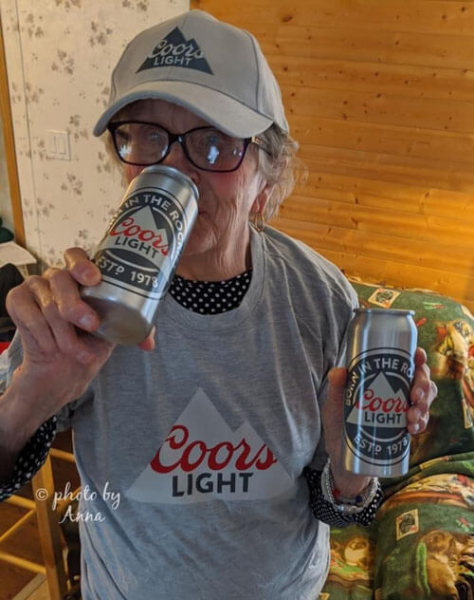 Бабушка, оставшаяся на карантине без пива, получила щедрый подарок