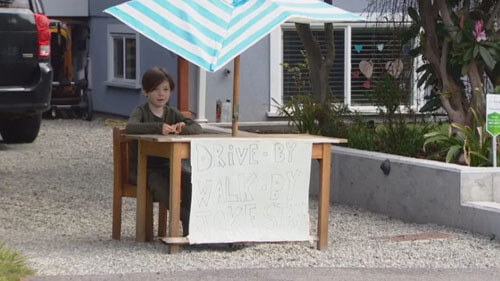 Чтобы подбодрить соседей, мальчик открыл необычный киоск с шутками