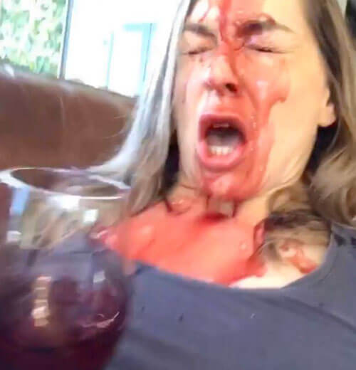 Уделив слишком много внимания онлайн-тесту, женщина облилась вином