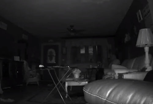 Таинственный сияющий свет в гостиной вот уже много дней пугает домовладельца
