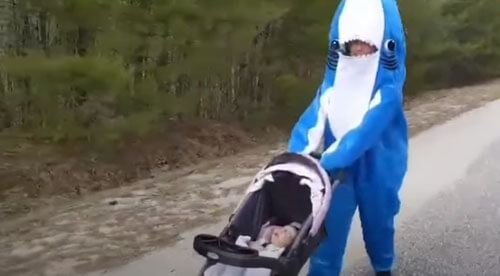 Чтобы погулять с дочкой, мама наряжается акулой