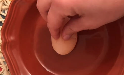 Слишком мягкое куриное яйцо оказалось ещё и с сюрпризом