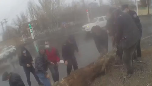 Полицейские не только спасли корову из люка, но и не пожалели для неё свои куртки