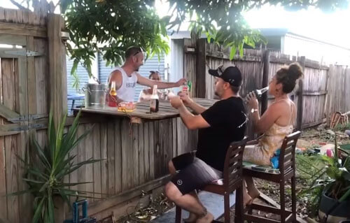 Открыв на заднем дворе необычный бар, супруги получили возможность общаться с соседями