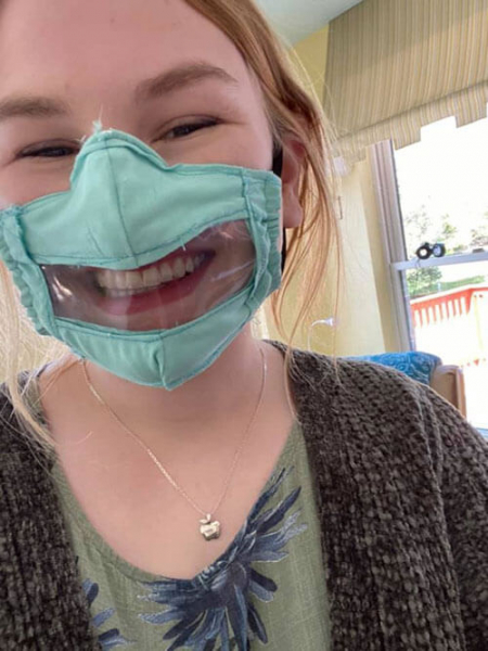 Добросердечная студентка делает защитные маски для слабослышащих людей