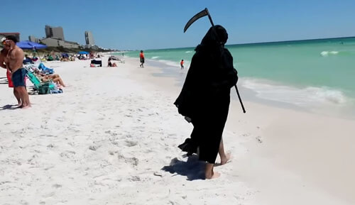 Для походов на пляж юрист выбрал необычный зловещий костюм