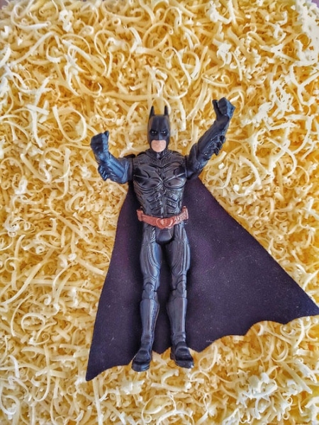 Несмотря на самоизоляцию, Бэтмен живёт насыщенной жизнью