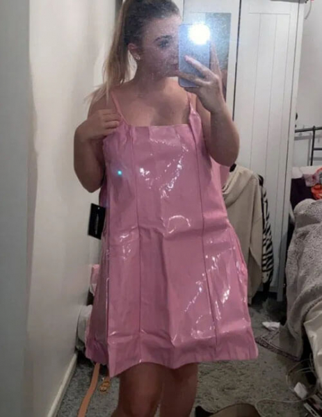 Вместо красивого платья покупательница получила розовый «пластиковый пакет»