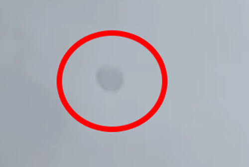 Полупрозрачный НЛО удалось снять на видео до того, как он исчез в небе