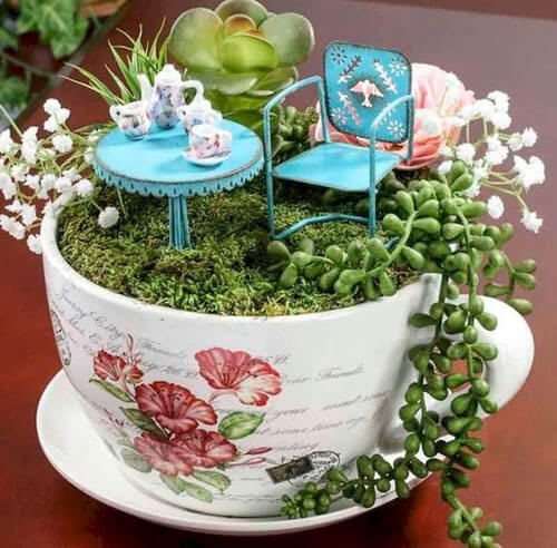 Крошечные сады в чайных чашках становятся прекрасным украшением интерьера