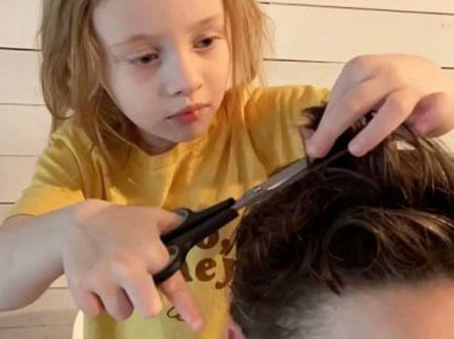 Не имея возможности сходить в парикмахерскую, мужчина доверился маленькой дочери