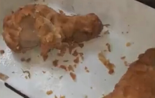 Курица с отвратительными живыми добавками испортила людям аппетит