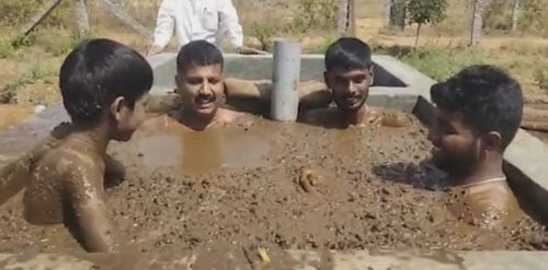 Необычную «грязевую» ванну люди считают защитой от вируса