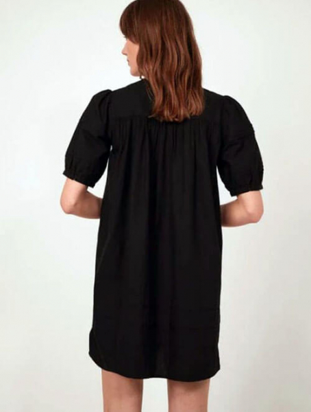 Короткое чёрное платье вызвало дебаты о моде и возрасте